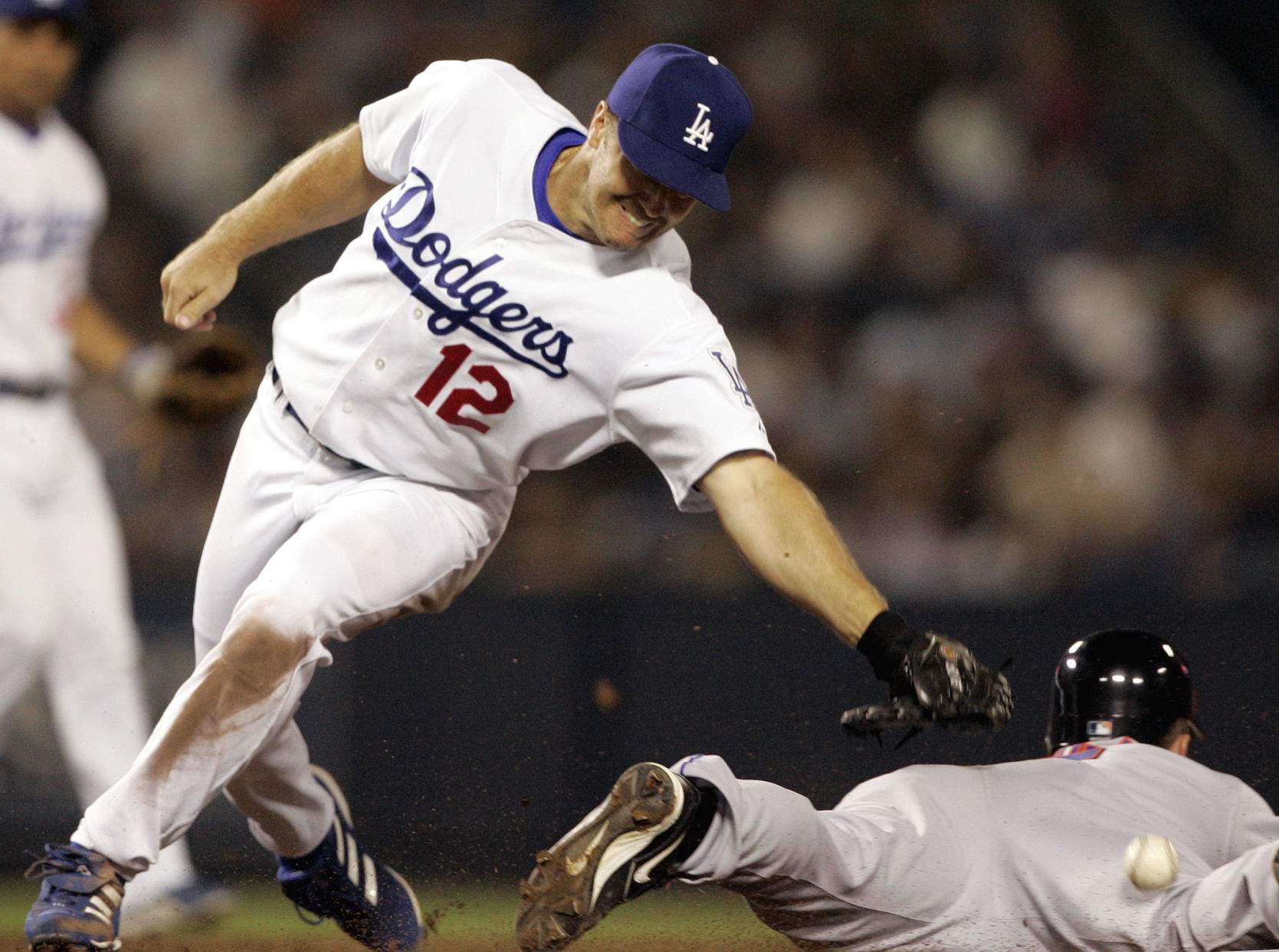 Jeff Kent misses the throw